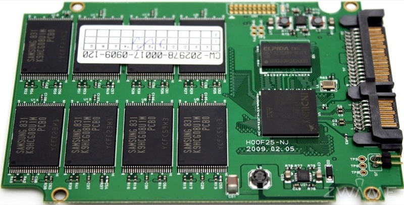 Imagem de um SSD com chips de memória flash